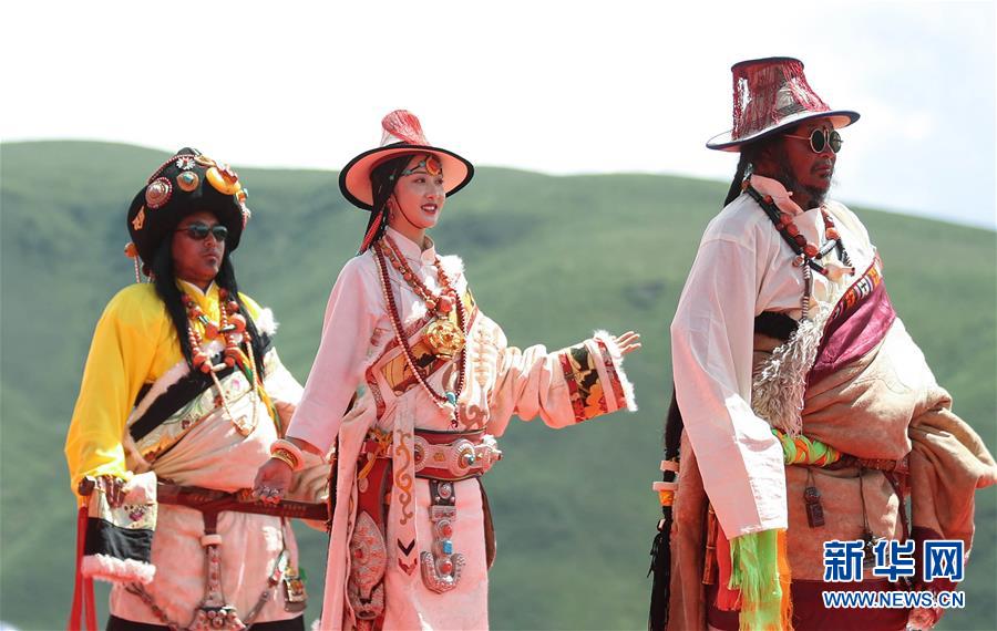 （文化）（13）四川色达：传统藏式和现代藏装秀